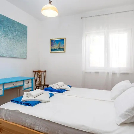 One Bedroom Beautiful In Vakantiehuis Omišalj